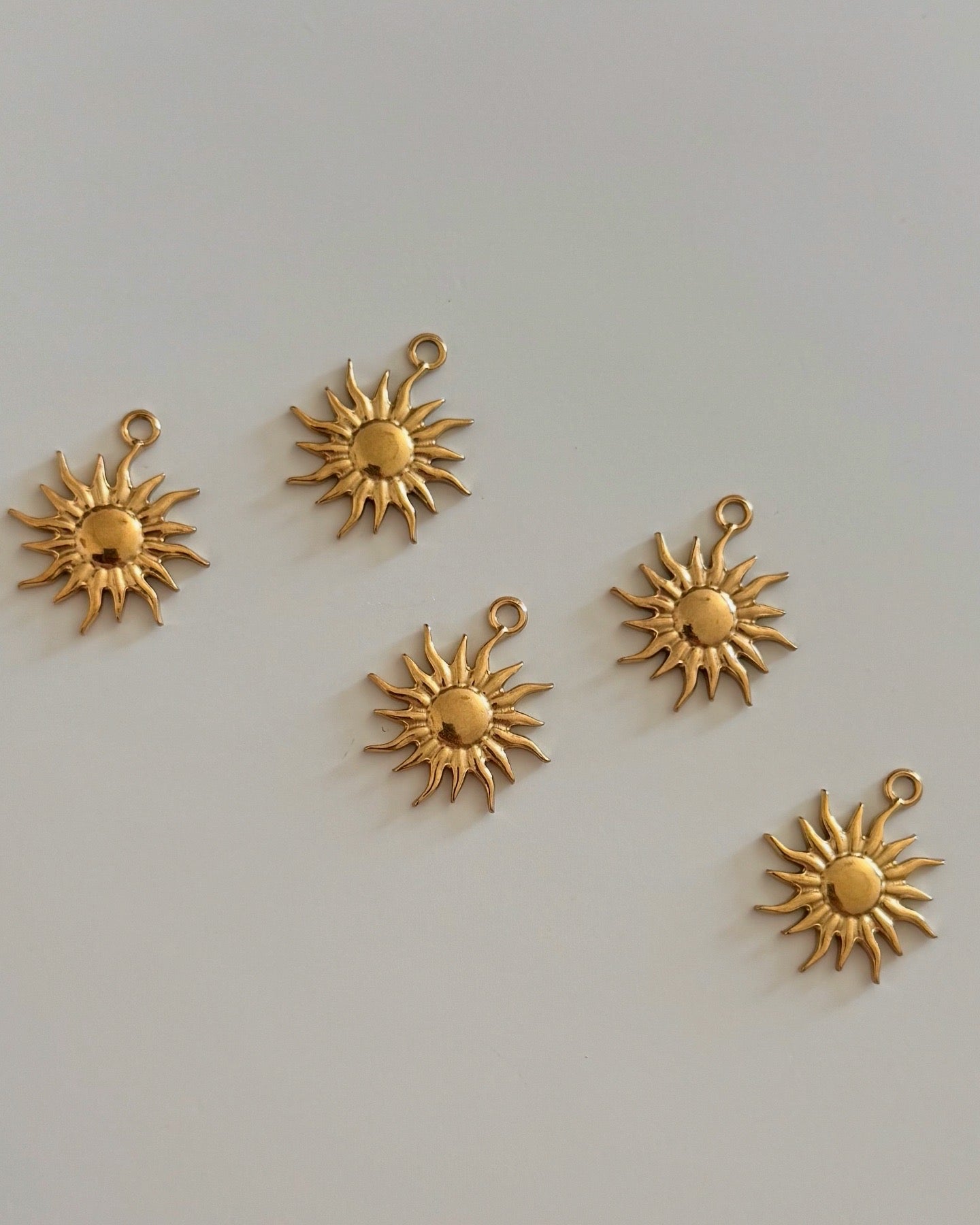 Pendentifs en acier inoxydable ‘Soleil’(Vendu a l’unité )