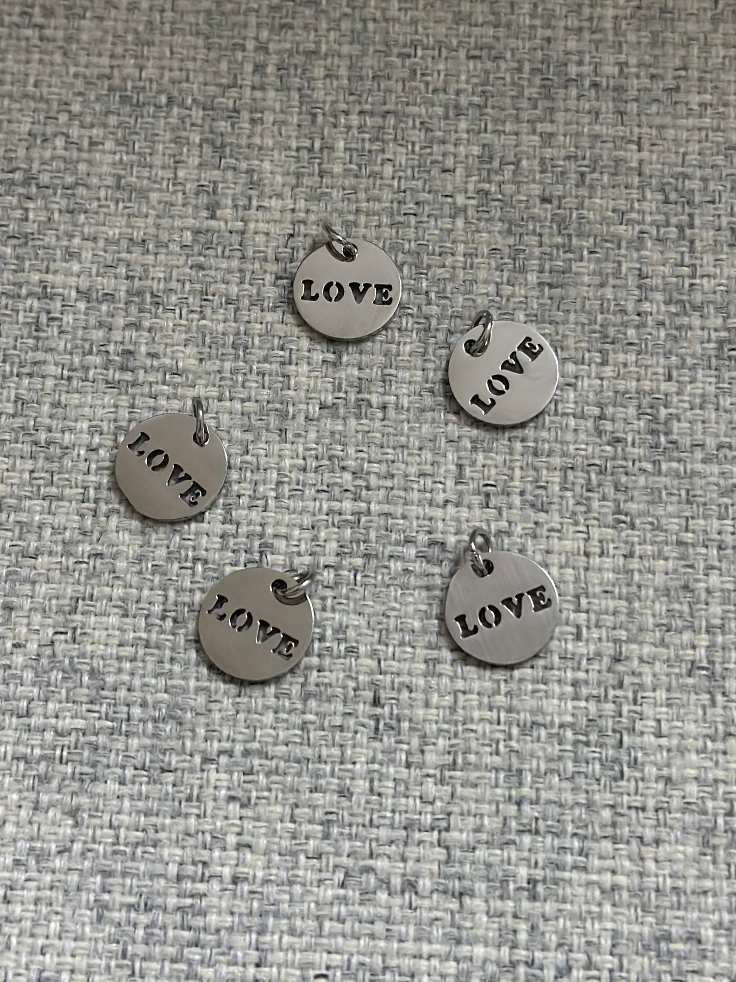 Pendentif Love en acier inoxydable argenté