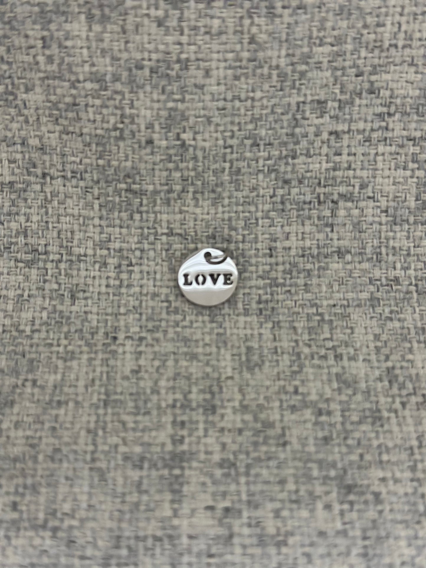 Pendentif Love en acier inoxydable argenté