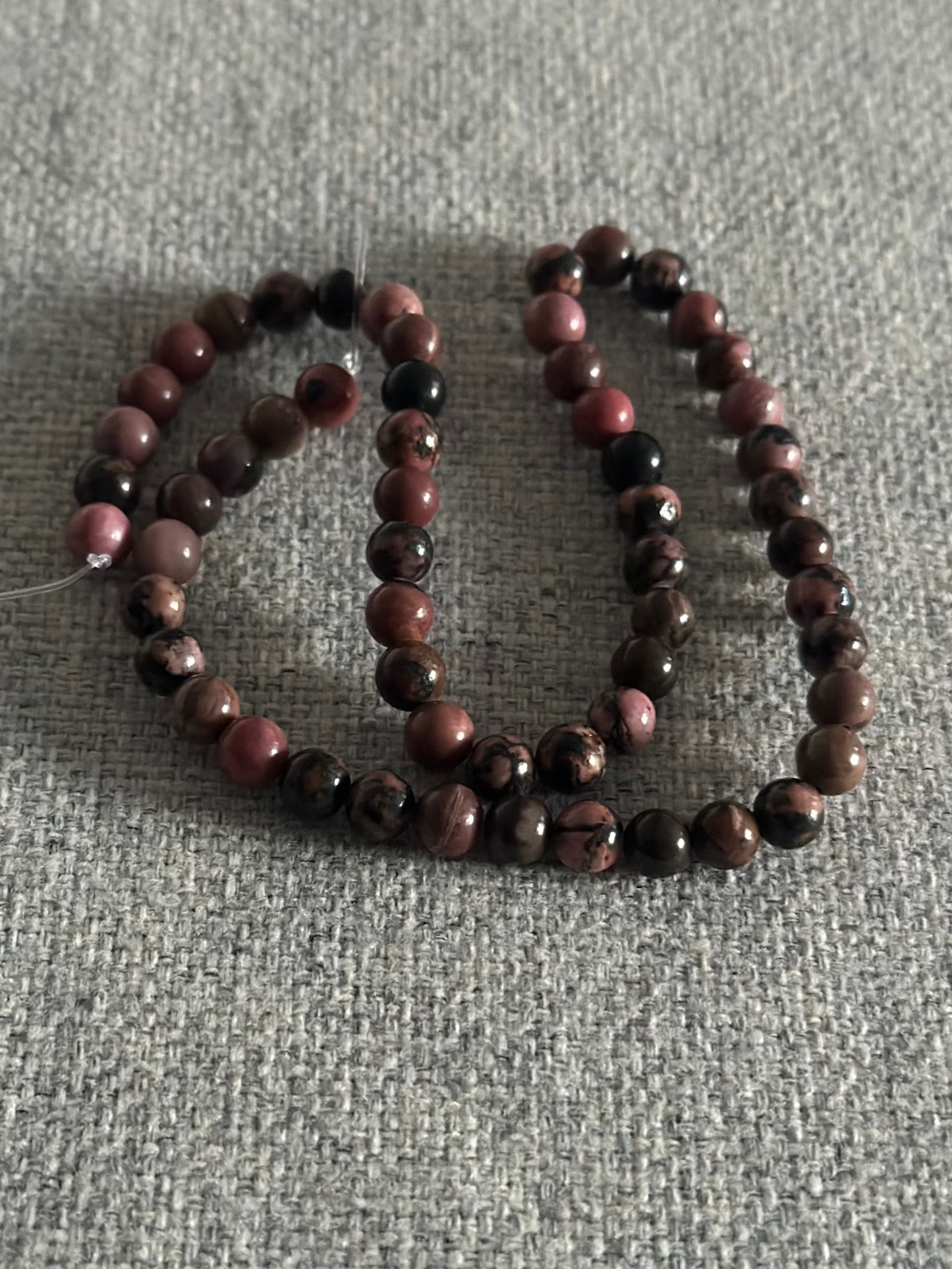 Perles en pierre black lace rhodonite