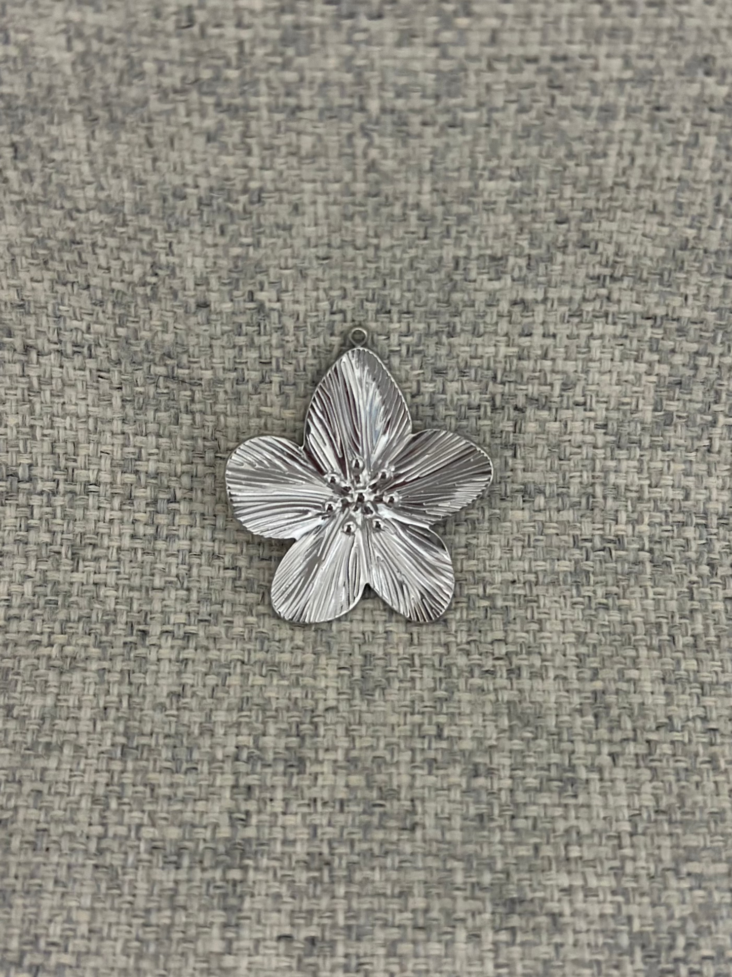 Pendentifs fleurs aregntees en acier inoxydable