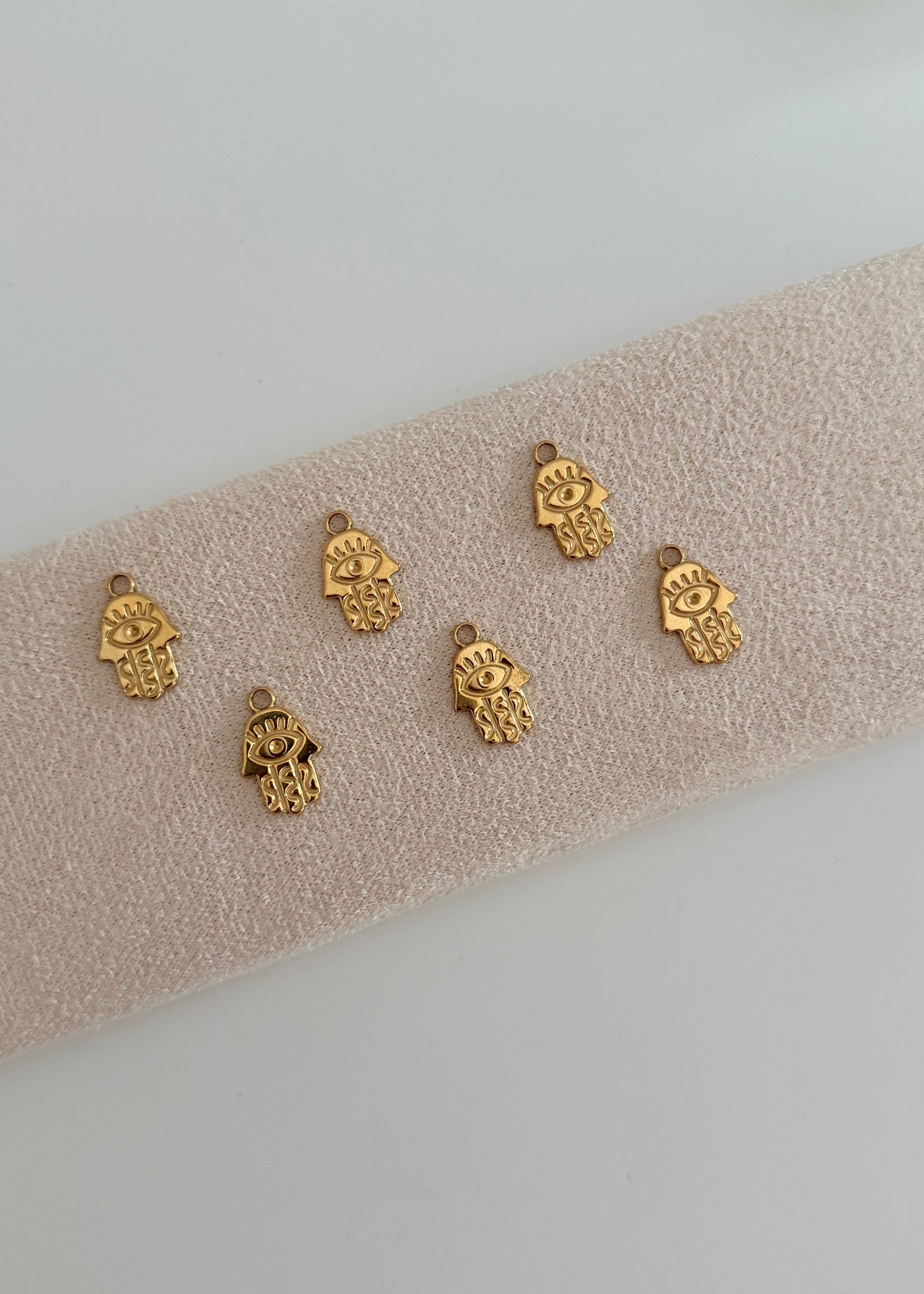 Pendentif main de Fatma doré sur collier en acier inoxydable