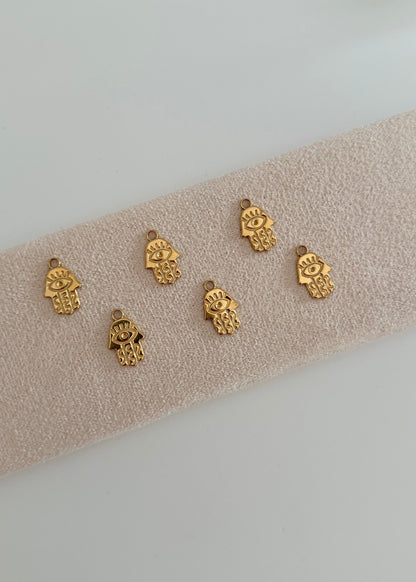 Pendentif main de Fatma doré sur collier en acier inoxydable